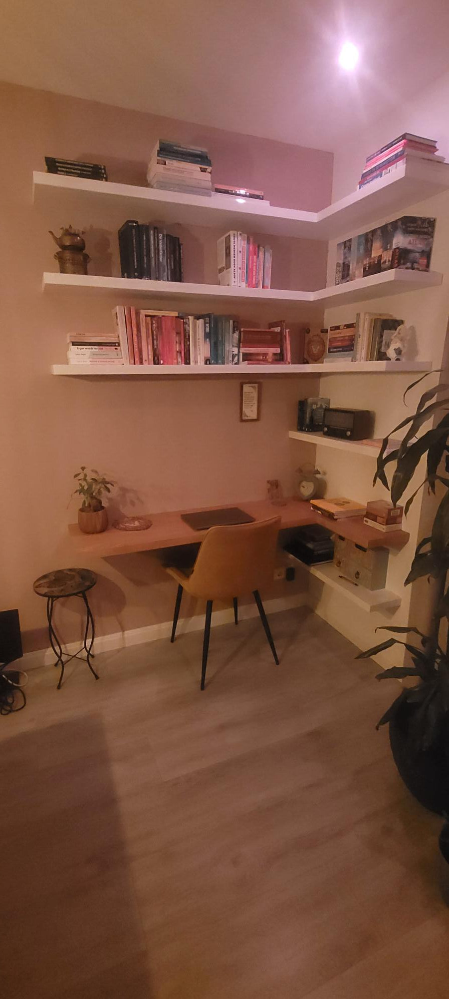witte planken boven bureau