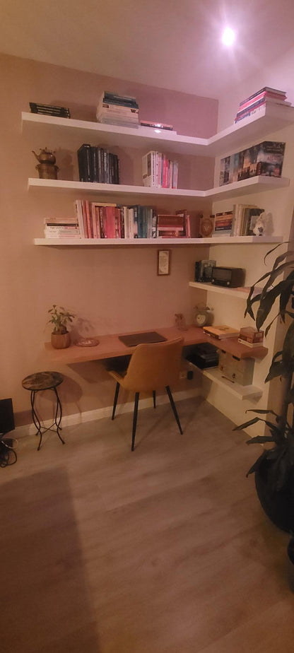 witte planken boven bureau