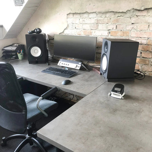 Hoekbureaubladen folie op zolderkamer