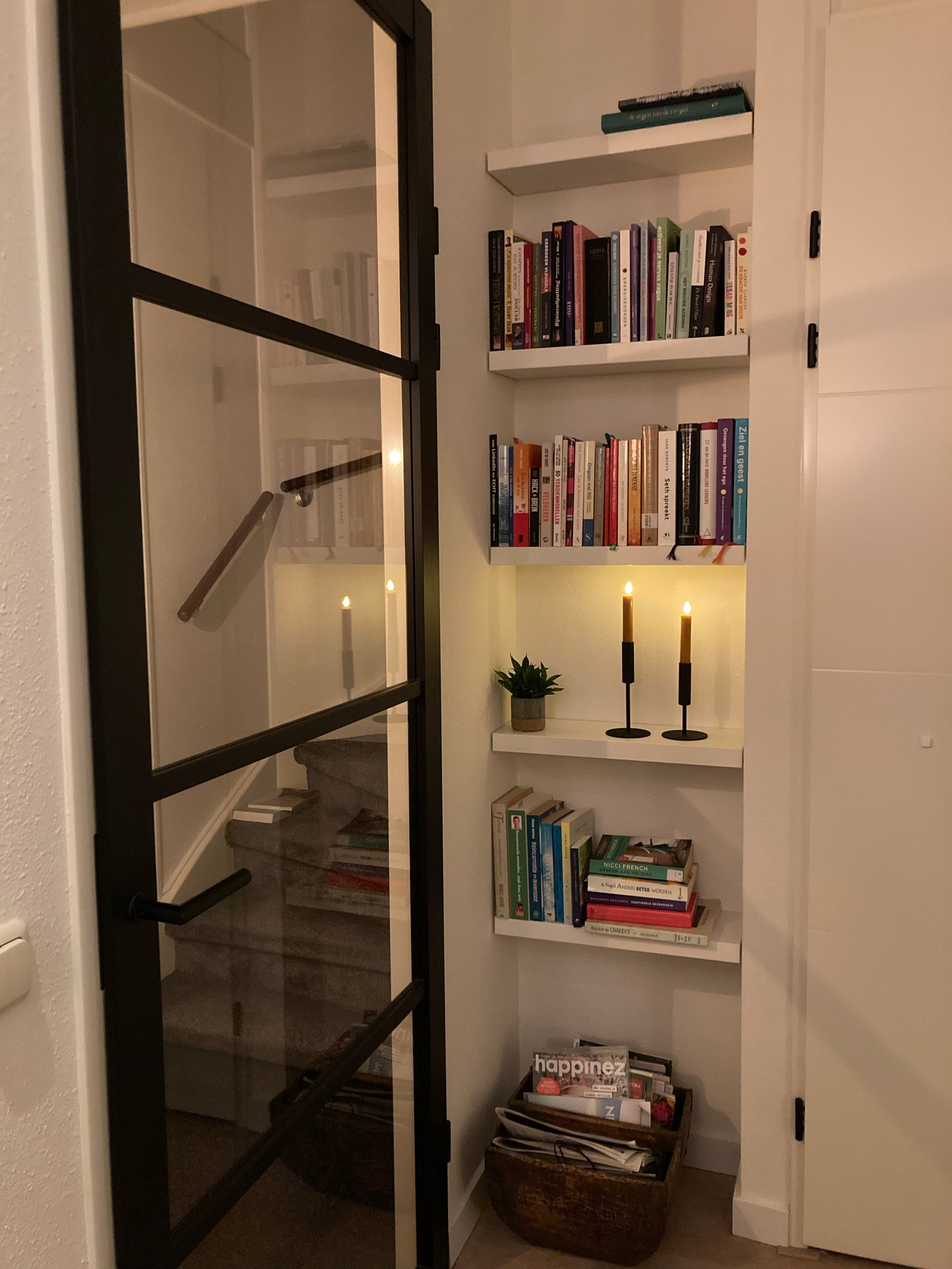 Witte boekenplanken in nis