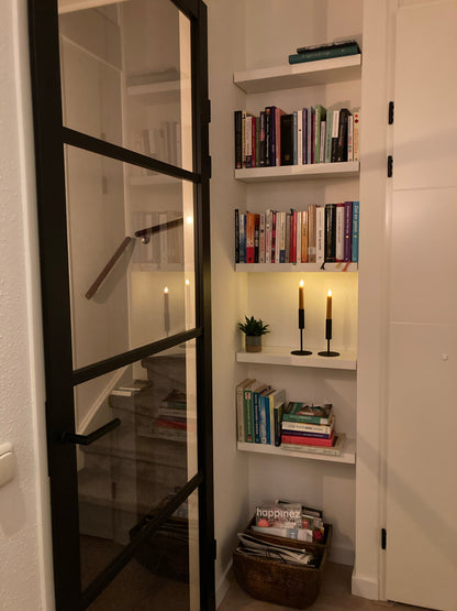Witte boekenplanken in nis
