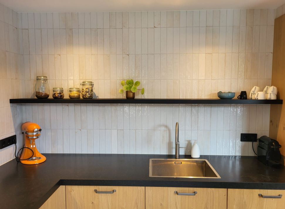 Zwarte zwevende plank keuken