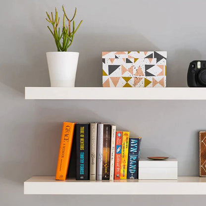 Witte zwevende boekenplank