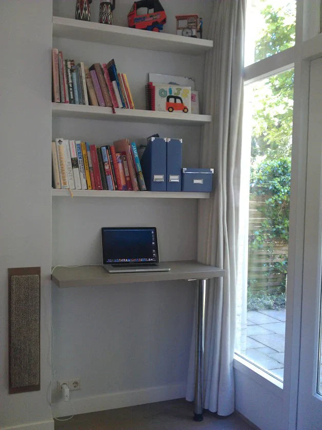 Witte stevige boekenplanken